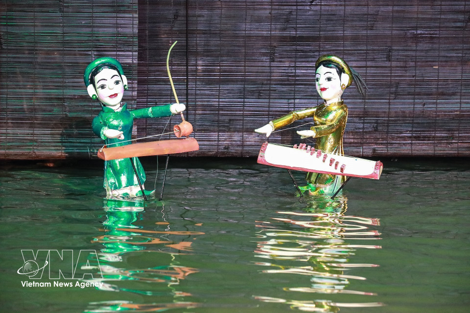 El arte tradicional de las marionetas acuáticas se presenta en el Teatro Nacional de Marionetas de Vietnam. Foto: Khanh Hoa – VNA