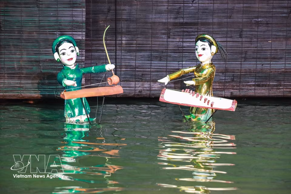 El arte tradicional de las marionetas acuáticas se presenta en el Teatro Nacional de Marionetas de Vietnam. Foto: Khanh Hoa – VNA