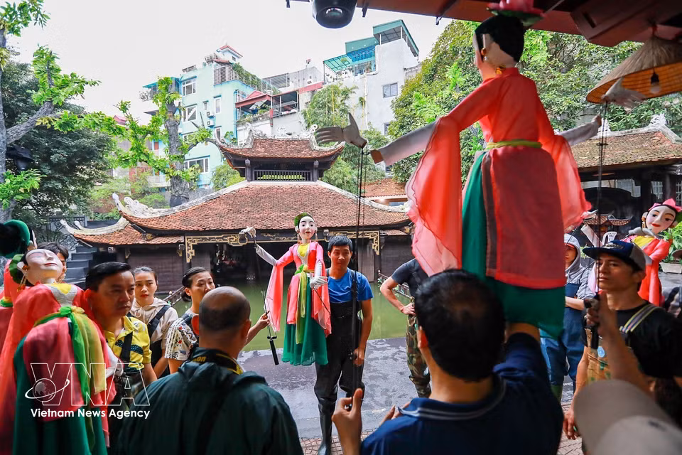 El hito de los 70 años reconoce el camino perseverante de varias generaciones de artistas del teatro en la preservación y promoción del arte tradicional de marionetas. Foto: Khanh Hoa – VNA