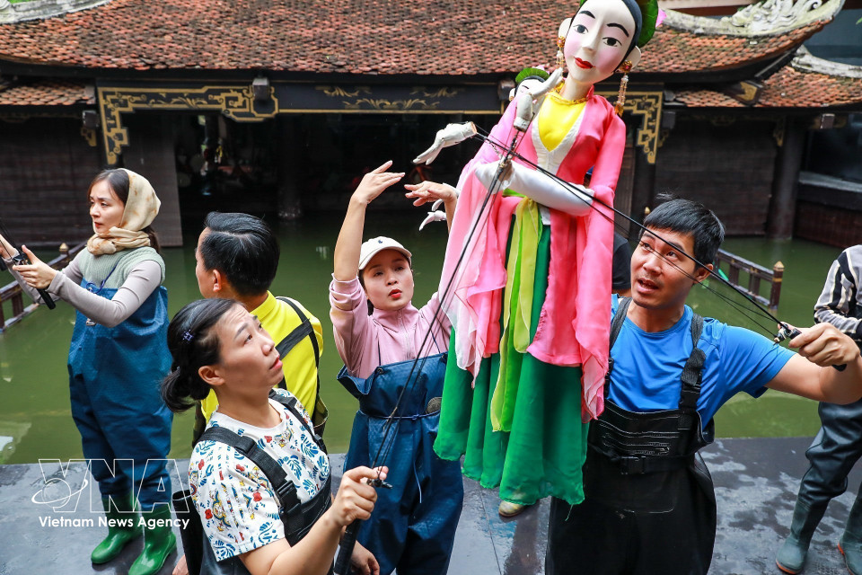 El arte tradicional de las marionetas acuáticas presentado en el Teatro Nacional de Marionetas de Vietnam. Foto: Khanh Hoa – VNA