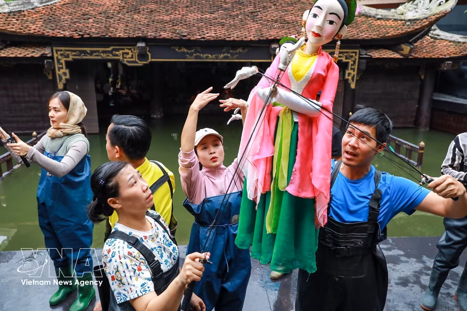 El arte tradicional de las marionetas acuáticas presentado en el Teatro Nacional de Marionetas de Vietnam. Foto: Khanh Hoa – VNA