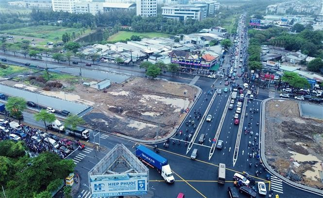La intersección Nguyen Van Linh – Nguyen Huu Tho ha puesto en operación sus dos pasos inferiores, contribuyendo a reducir la congestión del tráfico. Foto: VNA