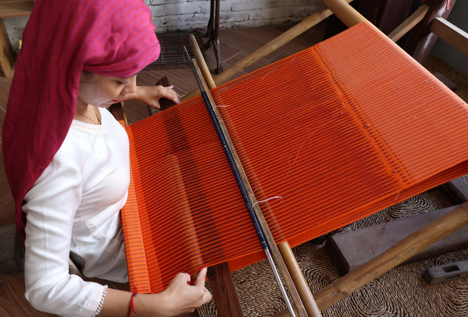 Para mantener y conservar las técnicas tradicionales de tejido, los Cham del pueblo My Nghiep deben centrarse en preservar la identidad cultural en sus productos, salvaguardar los secretos del oficio y diseñar nuevas piezas que se adapten a las necesidades del mercado. Foto: VNA