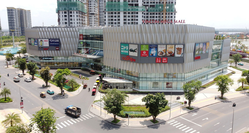 Clientes compran y disfrutan de servicios en hipermercados modernos en Ciudad Ho Chi Minh. Foto: Hong Dat – VNA