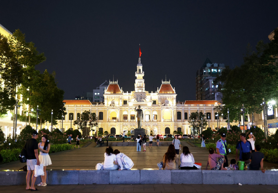 El Parque de la Estatua del Presidente Ho Chi Minh, frente al Comité Popular municipal, es un lugar de recreación y paseo nocturno para los residentes y turistas. Foto: Foto: Hong Dat - VNA