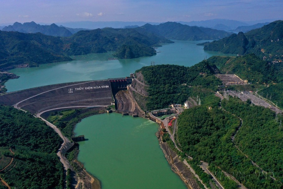 La central hidroeléctrica de Hoa Binh fue construida con la ayuda de la Unión Soviética en 1979, con ocho unidades generadoras y una capacidad total instalada de mil 920 MW. Foto: Ngoc Ha - VNA
