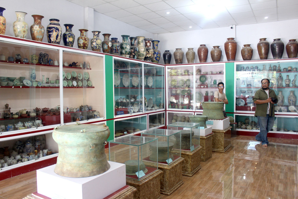 Espacio de exhibición de gongs, cerámica y porcelana a lo largo de las épocas en el Museo. Foto: Hong Hieu – VNA