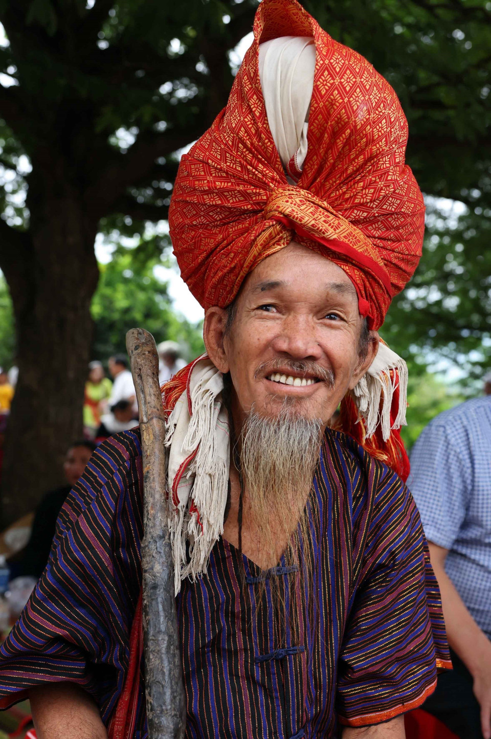 Para el pueblo Cham, los valores culturales y espirituales tradicionales no se pierden mientras la gente siga usando los trajes típicos en la vida cotidiana y, especialmente, durante las festividades, el año nuevo lunar y las ceremonias importantes. Foto: VNA