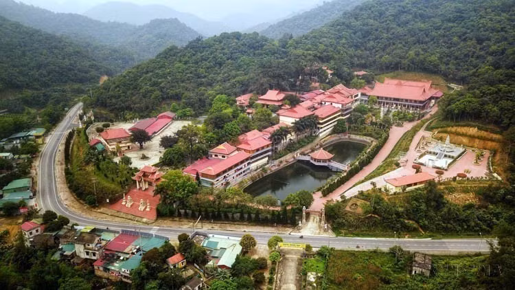 El monasterio zen Truc Lam Yen Tu (también conocido como pagoda Lan), ubicado en la montaña Yen Tu, dentro del conjunto de monumentos y paisajes de Yen Tu (provincia de Quang Ninh), fue elegido por el rey Tran Nhan Tong como lugar de práctica monástica. El monasterio fue reconstruido en 2002. (Foto: VNA)