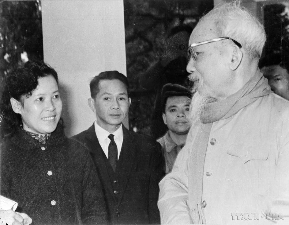 El Presidente Ho Chi Minh dio consejos a la reportera Tue Oanh de la VNTTX sobre cómo redactar noticias durante la cobertura de las elecciones a la Asamblea Nacional de la III Legislatura (26 de abril de 1964). Foto: Archivo VNA