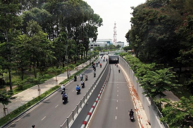El paso inferior Phan Thuc Duyen, perteneciente al proyecto de conexión vial Tran Quoc Hoan- Cong Hoa, fue completado durante el mandato 2020–2025, contribuyendo a descongestionar la entrada y salida del aeropuerto de Tan Son Nhat. Foto: VNA