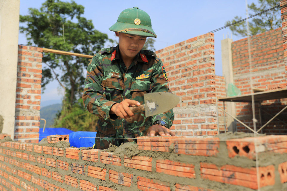 Oficiales y soldados del Regimiento 741 construyen casas para los residentes. Foto: VNA