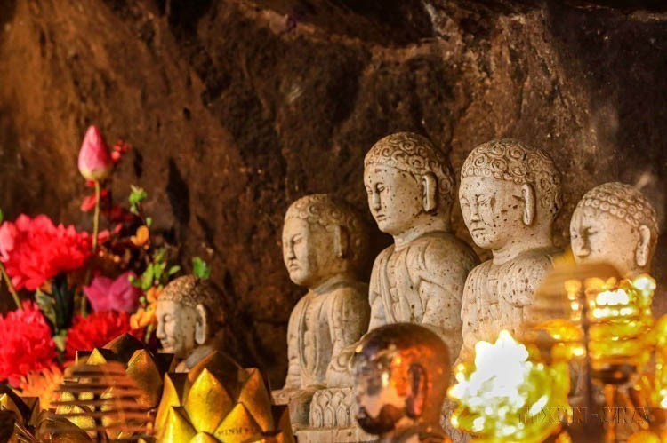 La pagoda Mot Mai (una sola techumbre), ubicada en el conjunto de monumentos y paisajes de Yen Tu, es pequeña pero única. Es el único sitio en Yen Tu que aún conserva intactas sus estatuas de culto originales y objetos del altar, todos tallados en piedra blanca, que datan de finales de las dinastías Le y Nguyen. (Foto: VNA)