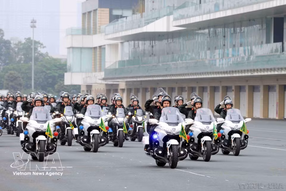 Un bloque de motocicletas de patrullaje de la Policía Móvil participa en el desfile con motivo del 50.º aniversario del Día Tradicional del sector y la recepción, por segunda vez, del título de Héroe de las Fuerzas Armadas Populares. Foto: VNA