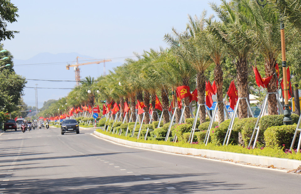 Las calles de Quang Ninh cubiertas de banderas y flores. Foto: Van Duc – VNA