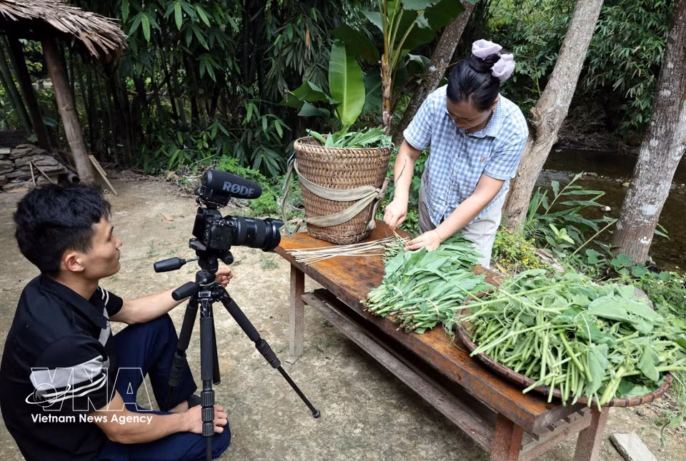 La popular youtuber Ly Thi Ca, de la etnia Dao y residente de la aldea de Khau Cau, graba contenidos para presentar productos locales. Foto: VNA