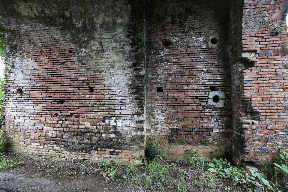 En el interior de los arcos de las dos puertas se hallan bloques de piedra con orificios redondos. Según los ancianos del lugar, estos bloques de piedra cuadrada perforada podrían haber servido para insertar los cerrojos que aseguraban las puertas de la ciudadela. Foto: Trong Dat – VNA