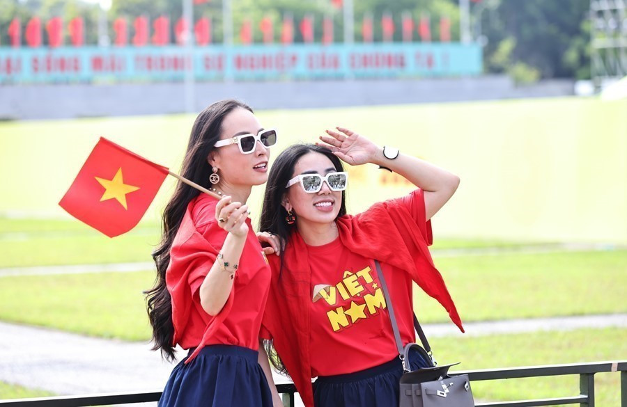 La bandera roja con estrella amarilla es un accesorio imprescindible en las fotos para celebrar la gran festividad. Foto: VNA