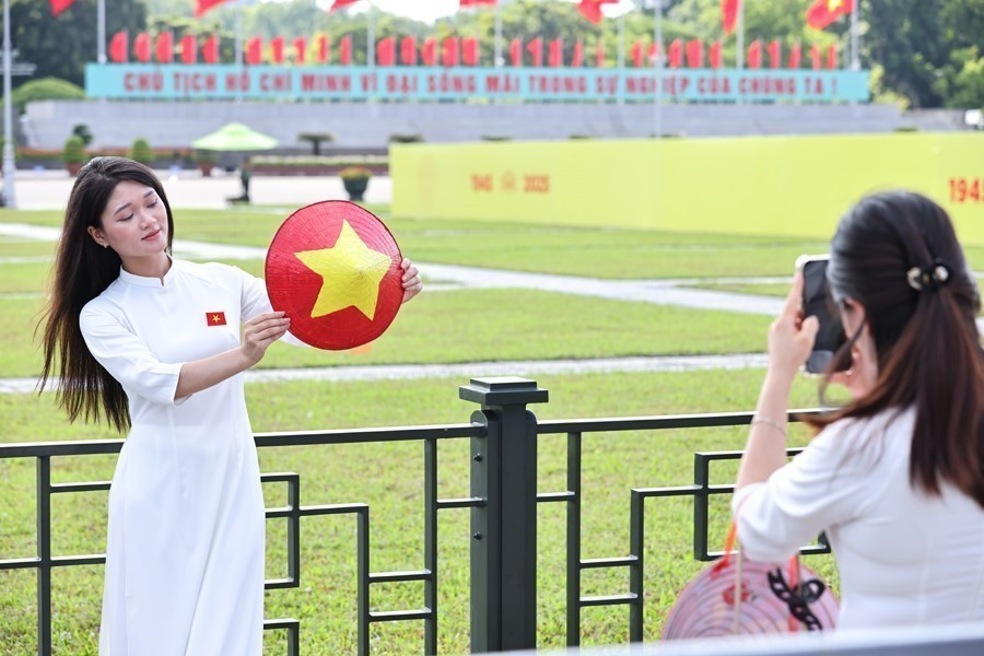 El Ao dai blanco es la prenda preferida por los jóvenes para capturar momentos significativos rumbo a la conmemoración del 80.º aniversario del triunfo de la Revolución de Agosto y del Día Nacional de Vietnam. Foto: VNA