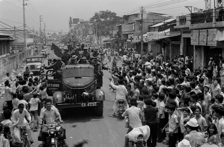 El pueblo de Saigón da la bienvenida al Ejército de Liberación. Foto: Hua Kiem-VNA