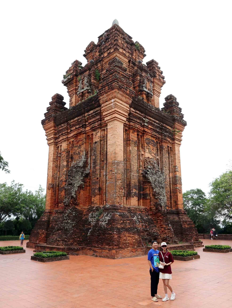 Su estructura cuadrada, con una cima que se estrecha gradualmente, y la técnica de construcción con ladrillos cocidos reflejan una etapa del desarrollo artístico de la cultura Champa (Foto: VNA)