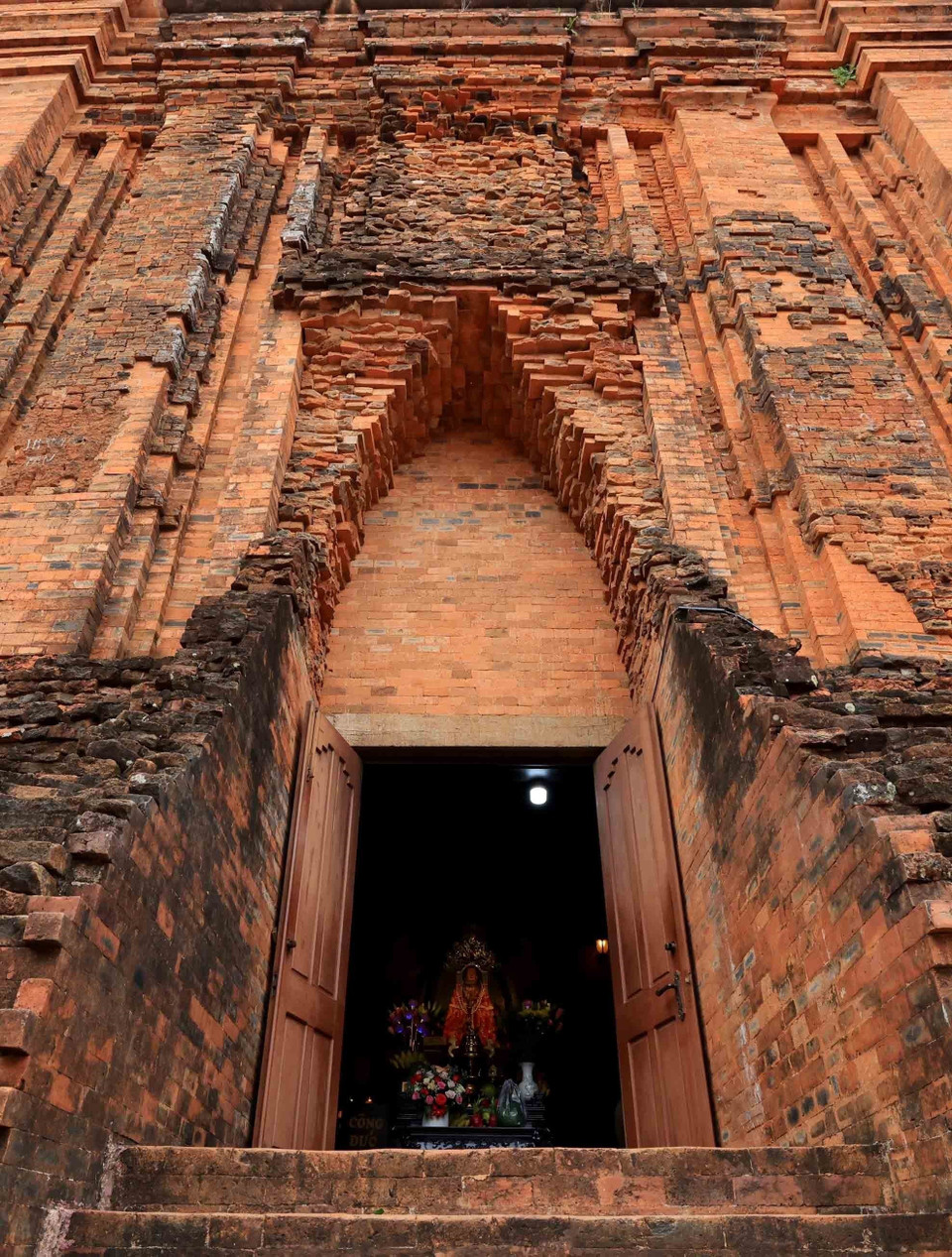 Desde el exterior, la torre consta de tres partes: la base, el cuerpo y el techo, que recuerdan una casa tradicional vietnamita y simbolizan el Cielo – la Tierra – el Hombre. La base y el cuerpo son de planta cuadrada, simbolizando la tierra, y la altura total de las tres partes alcanza unos 24 metros. (Foto: VNA)