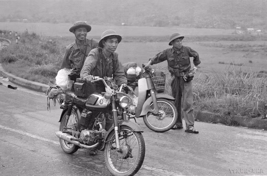 Los periodistas Tran Mai Huong, Ngoc Dan y Hoang Thiem cruzan el paso de Hai Van rumbo a la liberación de Da Nang, el 29 de marzo de 1975. Foto: Lam Hong Long – VNA