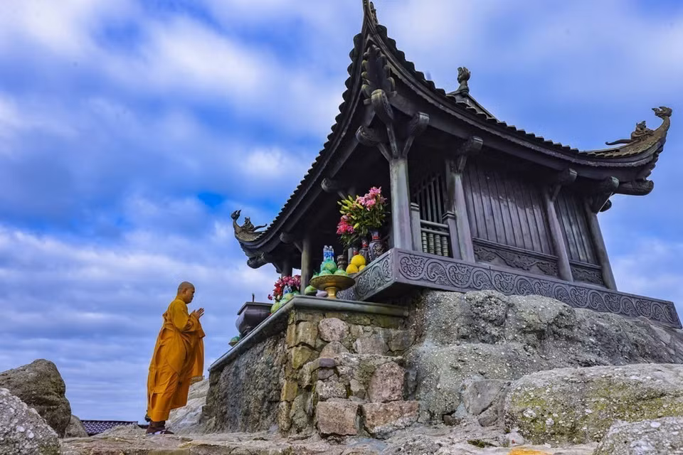 La pagoda Dong, situada en la cima más alta del monte Yen Tu, está fundida completamente en bronce. Su arquitectura refleja el carácter chino “Nhat”, con una estructura sólida asentada sobre una plataforma de bronce con patas curvadas. Está orientada al suroeste, con una superficie de unos 20 m² y una altura de 3,35 m desde el suelo hasta el techo. Foto: Minh Duc – VNA