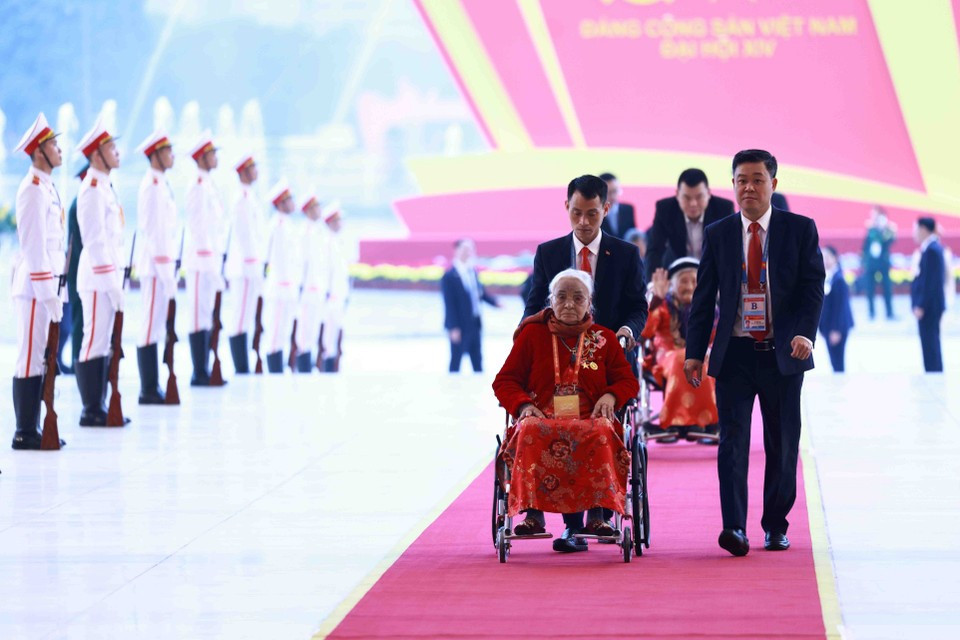 Delegados llegan a la inauguración del XIV Congreso Nacionald del Partido Comunista de Vietnam. (Foto: VNA)