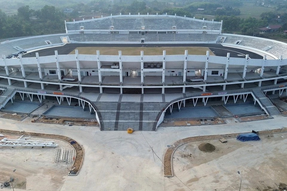 El estadio tiene tres niveles, con capacidad para 22 mil espectadores y techado en las gradas principales A y B. (Foto: Quoc Khanh/VNA)