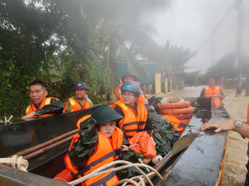 Habitantes son evacuados por las fuerzas del ejército debido a la inundación de sus viviendas en la provincia de Khanh Hoa. Foto: VNA