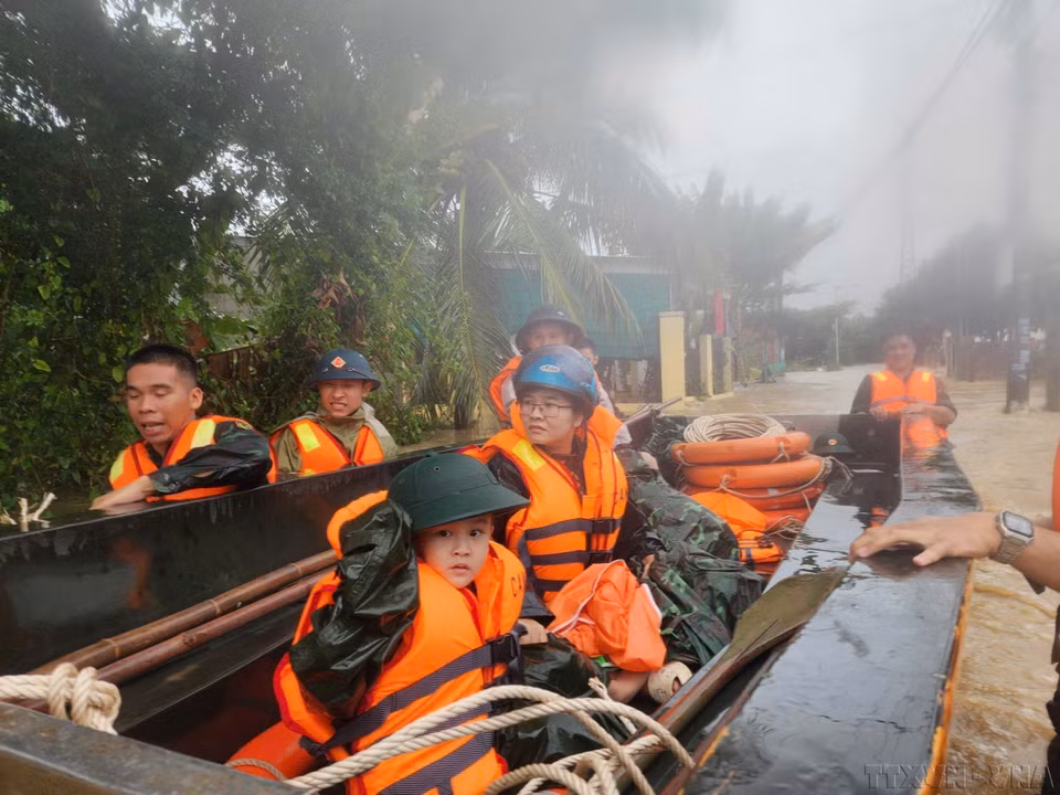 Habitantes son evacuados por las fuerzas del ejército debido a la inundación de sus viviendas en la provincia de Khanh Hoa. Foto: VNA