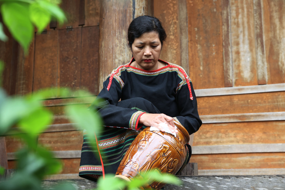Para este pueblo, este tipo de jarra es un bien de gran valor, que se acumula y se transmite de generación en generación para su preservación. Foto: Tuan Anh – VNA