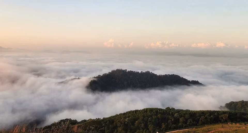 Un mar de nubes en la meseta de Dong Cao. Foto: Danh Lam – VNA