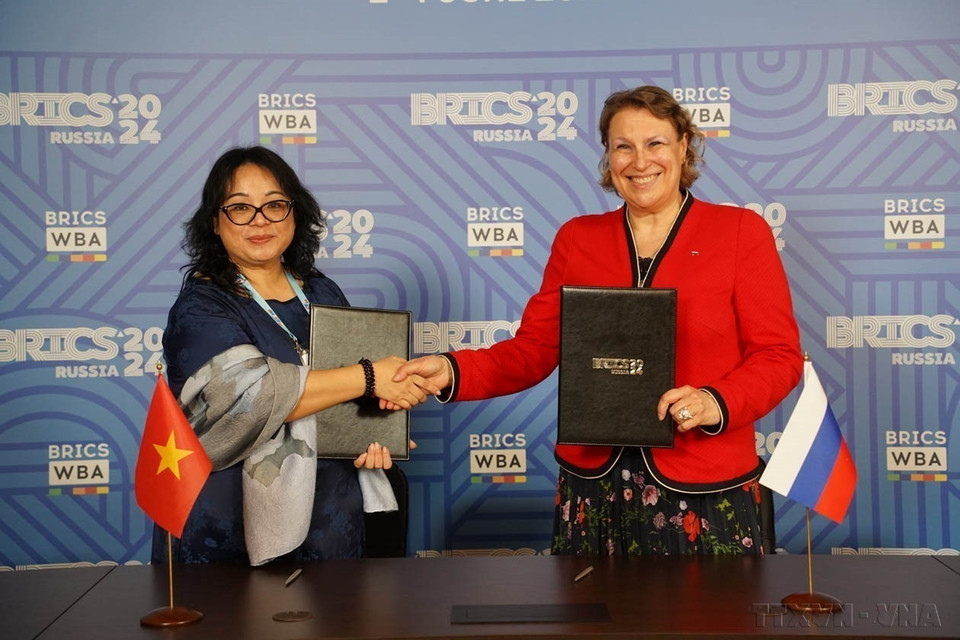 Las empresas vietnamitas y rusas firmaron un acuerdo de cooperación en el Foro de Negocios de Empresarias BRICS celebrado en Moscú, Rusia, en junio de 2024. Foto: Duy Trinh - VNA