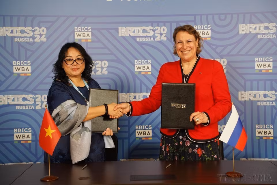 Las empresas vietnamitas y rusas firmaron un acuerdo de cooperación en el Foro de Negocios de Empresarias BRICS celebrado en Moscú, Rusia, en junio de 2024. Foto: Duy Trinh - VNA