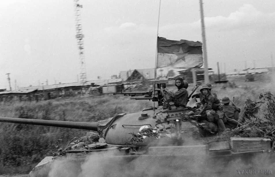 Las fuerzas de liberación toman la Escuela de Blindados del régimen títere en la base de Nuoc Trong (Bien Hoa). Foto: Hua Kiem-VNA