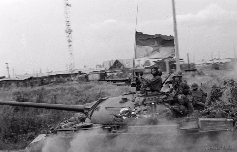 Las fuerzas de liberación toman la Escuela de Blindados del régimen títere en la base de Nuoc Trong (Bien Hoa). Foto: Hua Kiem-VNA