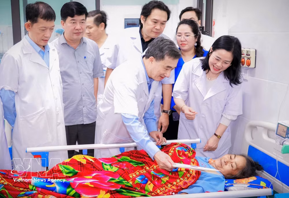 vnanet-potal-tu-van-suc-khoe-kham-benh-ho-tro-nhan-dan-tai-nghe-an-8343595.jpg