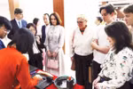 Los turistas extranjeros disfrutan al experimentar la impresión de xilografías. (Fuente: nhandan.vn)