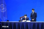 El ministro de Seguridad Pública de Vietnam, Luong Tam Quang, firma la Convención de las Naciones Unidas contra el Delito Cibernético. (Fuente: VNA)