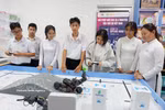 Los alumnos de una escuela de la provincia de Tay Ninh estudian en la sala de prácticas de educación STEM. (Fuente: VNA)