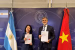 El viceministro de Relaciones Exteriores, Comercio Internacional y Culto de Argentina, Fernando Brun, y la embajadora de Vietnam en Argentina, Ngo Minh Nguyet, en el evento. (Fuente: VietnamPlus)