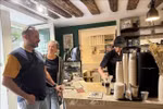 Los clientes franceses acuden a PHIN MI para disfrutar de un café con un intenso sabor vietnamita. (Fuente: VNA)