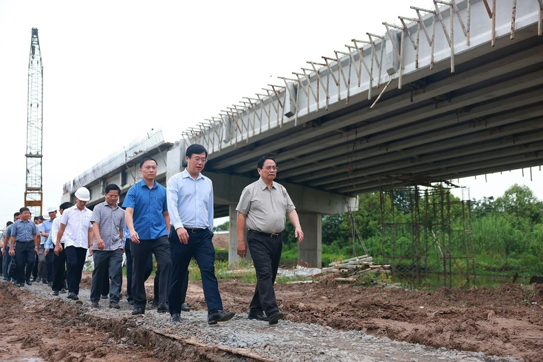 El primer ministro de Vietnam, Pham Minh Chinh, realiza una inspección del progreso de proyectos clave de autopistas en Dong Thap (Fuente: VNA)