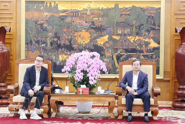 El presidente del Comité Popular de la provincia de Bac Ninh, Pham Hoang Son, (derecha) en una reunión de trabajo con Andy Lin, vicepresidente del grupo chino Cooler Master (Fuente: VNA)