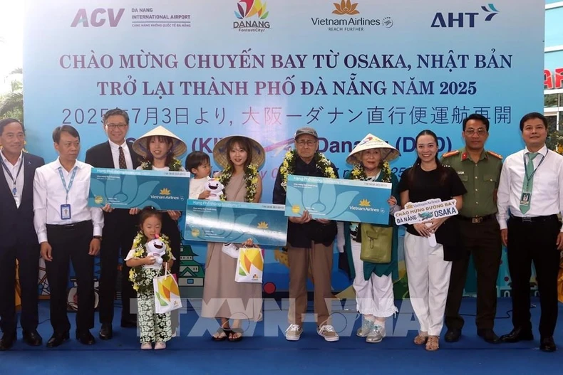 Primeros viajeros procedentes de Osaka tras la reanudación de la ruta directa entre esta urbe japonesa y la ciudad vietnamita de Da Nang (Fuente: VNA) 