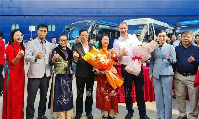 El Puerto Internacional de Cruceros de Ha Long en la norteña provincia vietnamita de Quang Ninh da la bienvenida al Blue Dream Melody (Fuente: VNA)