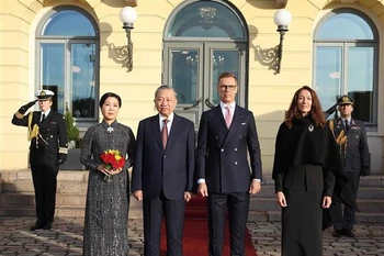 El presidente de Finlandia, Alexander Stubb, y su esposa presiden la ceremonia de bienvenida oficial al secretario general del Partido Comunista, To Lam, y su esposa en su visita oficial al país nórdico. (Foto: VNA)