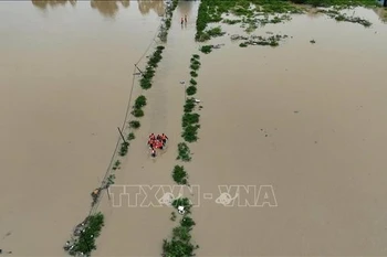 Las fuerzas militares y policiales brindan apoyo a la población afectada por las inundaciones en Phong Chau, Dat Lanh, barrio de Nam Trang. (Foto: VNA)